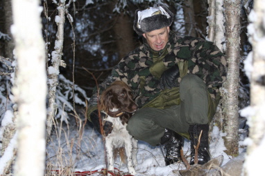 Jäger und Hund happy